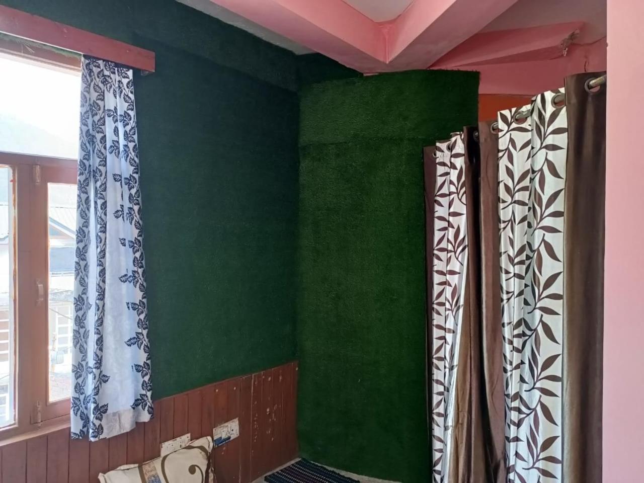 Roop Mountain Homestay Manāli Eksteriør bilde